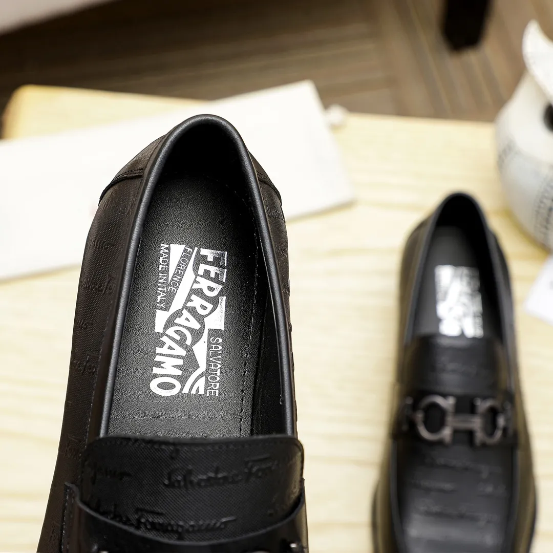 Factory price 460 🔥Ferragamo's new men's casual slip-on shoes🇨🇳Official website original 1:1 mold opening, original quality💯Fine workmanship, high-end luxury☘The upper is made of imported Italian first-layer cowhide🌴Water-dyed🐂Leather lining🍓Rubber wear-resistant and non-slip outsole, breathable and comfortable to wear🍍The first choice for high-grade men, black is optional! Code number 38-44 (45.46. Can be customized)